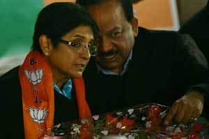 Kiran Bedi, BJP, Kiran Bedi BJP, BJP scarf, Kiran Bedi BJP scarf