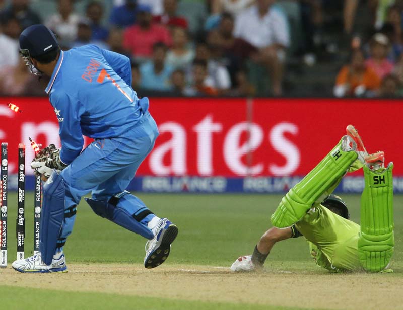MS Dhoni, Dhoni, india pakistan, india pakistan match photo, india vs pakistan, india pakistan match, india pakistan match photos, match pictures ind pak, india pakistan world cup, india pakistan world cup gallery, india pakistan gallery, cricket news, cricket