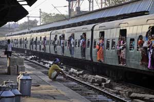 Indian Railways, indian railways private firms, Indian Railways autonomy, autonomy to Indian Railways, Indian Railways policy, govt on Indian Railways policy, Indian Railways govt, Indian Railways panel, panel on Indian Railways autonomy, Indian Railways news, Indian Railways latest, rail rolling stock, private firms investment indian rail, indian railways privatization, economy news