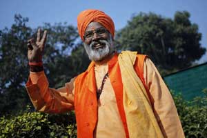 Sakshi Maharaj does about-turn, praises PM Narendra Modi Sakshi Maharaj does about-turn, praises PM Narendra Modi