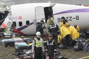Taiwan plane crash, Taiwan plane crash news, Taiwan plane crash survivors, transasia flight GE235, taiwan crash, transasia crash