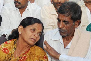 IAS officer, IAS officer death, dk ravi, dk ravi ias, dk ravi ias officer, BJP, CBI probe, Karnataka, Dinesh Gundu Rao, karnataka govt ias officer, Siddaramaiah, karnataka CM, Sonia gandhi, sonia gandhi ias officer death, sonia gandhi cbi probe