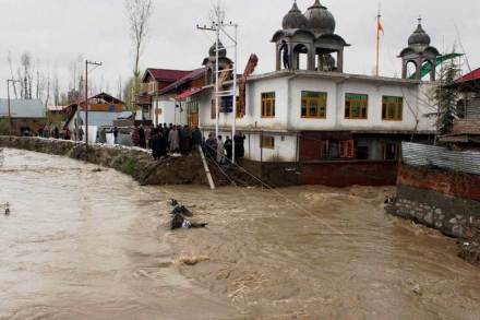 Flood, Jammu and kashmir, jammu and kashmir floods, Kashmir Valley, Kashmir valley flood, Jammu flood, Narendra Modi, army, kashmir flood death toll, jammu and kashmir news, Kashmir fresh rain, Kashmir rain, Jammu rain