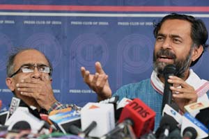 Aam Aadmi Party, Aam Aadmi Party news, Arvind Kejriwal, Arvind Kejriwal news, AAP delhi, prashant bhushan, yogendra yadav, AAP crisis, Delhi news