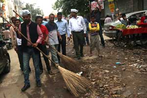 Vijender Gupta, Vijender Gupta BJP, MCD strike, East MCD workers strike, Arvind Kejriwal, Arvind Kejriwal news, aam aadmi party, AAP news, AAP Delhi, bharatiya janata party, BJP news, BJP delhi, AAP BJP, aap bjp delhi, aap bjp news