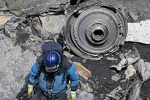 germanwings, germanwings crash, germanwings plane crash, germanwings flight, germanwings pilot, second black box germanwings, french alps