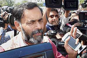 aam aadmi party, aam aadmi party delhi, yogendra yadav, yogendra yadav news, prashant bhushan, prashant bhushan aap, shanti bhushan, aap crisis