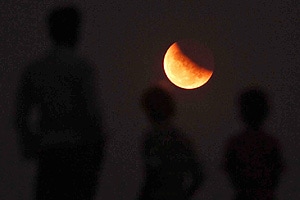lunar eclipse, lunar eclipse 2015, lunar eclipse in India, lunar eclipse in India 2015, lunar eclipse 2015, lunar eclipse news, total lunar eclipse, lunar eclipse andhra pradesh, science news