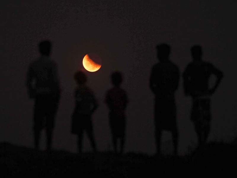 Lunar eclipse, Lunar eclipse today, Lunar eclipse india, Lunar eclipse in India 2015, Lunar eclipse time, Lunar, Lunar eclipse 2015, Lunar eclipse 2015 time, Lunar eclipse April 2015, Lunar eclipse 4 April 2015, Lunar eclipse photos, Lunar eclipse pics, Lunar eclipse pictures, lunar calender