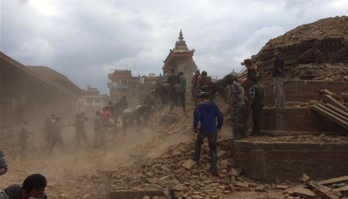7.9 magnitude earthquake shakes Nepal