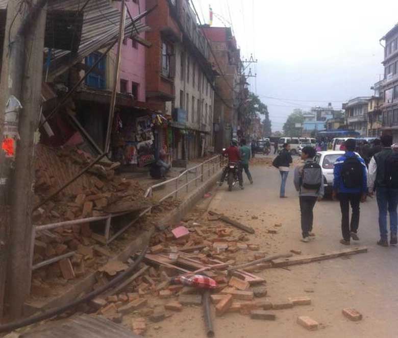 7.9 magnitude earthquake shakes Nepal