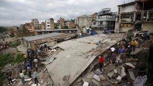 7.9 magnitude earthquake shakes Nepal
