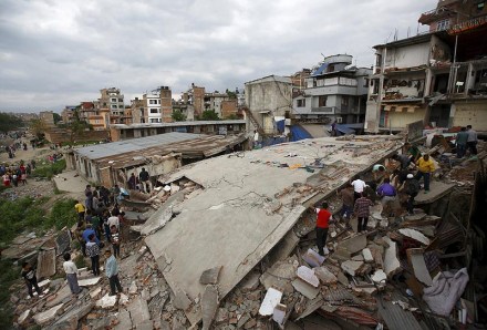 7.9 magnitude earthquake shakes Nepal