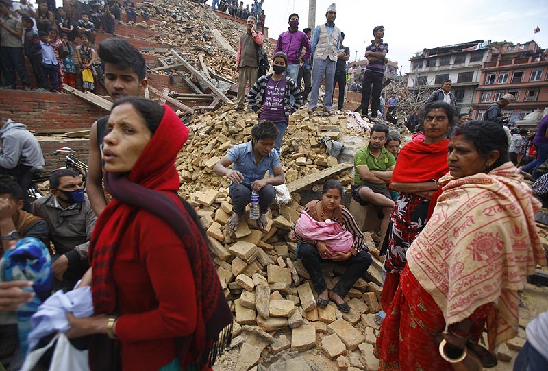 7.9 magnitude earthquake shakes Nepal