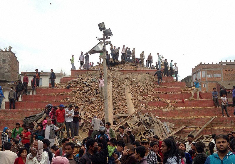 7.9 magnitude earthquake shakes Nepal