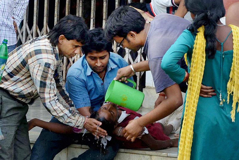 7.9 magnitude earthquake shakes Nepal