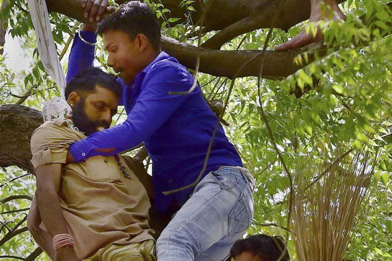 farmer suicide, farmer suicide delhi, farmer suicide, arvind kejriwal, aam aadmi party, aap kisan rally, farmer commits suicide, gajendra singh, suicide in arvind kejriwal rally, land acquisition bill, jantar mantar