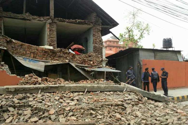 7.9 magnitude earthquake shakes Nepal