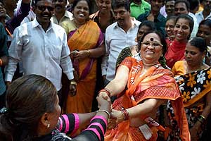 maharashtra bypoll, maharashtra bypoll results, maharashtra by election 2015, maharashtra by election 2015 result, Uddhav Thackeray, Narayan Rane, shiv sena, Bandra East, Bandra East Assembly bypoll, bypoll news, ncp, trupti sawant, suman patil, r r patil, siman patil ncp, trupti sawant shiv sena, poll news, mumbai news, maharashtra news