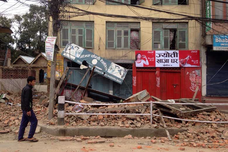 7.9 magnitude earthquake shakes Nepal