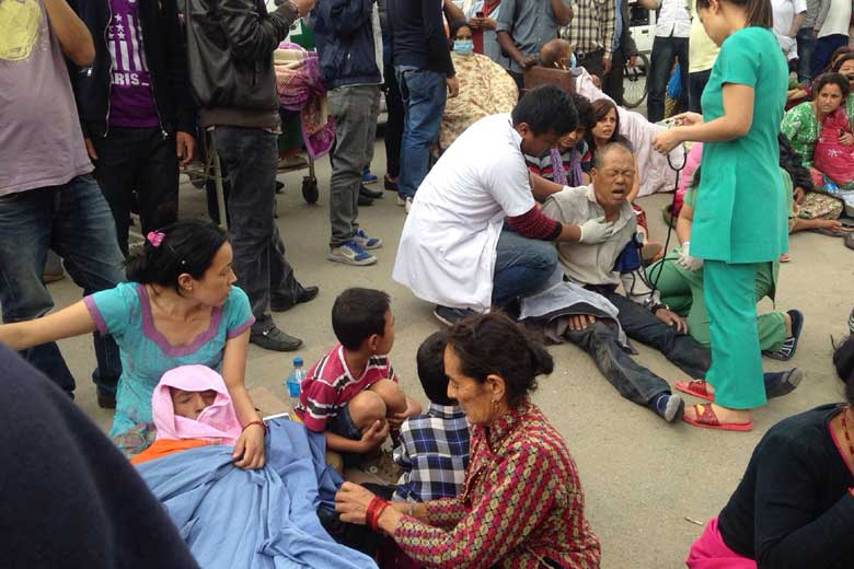 7.9 magnitude earthquake shakes Nepal