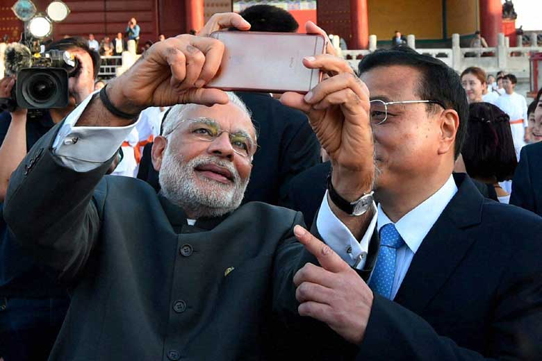 Narendra Modi Le Keqiang selfie