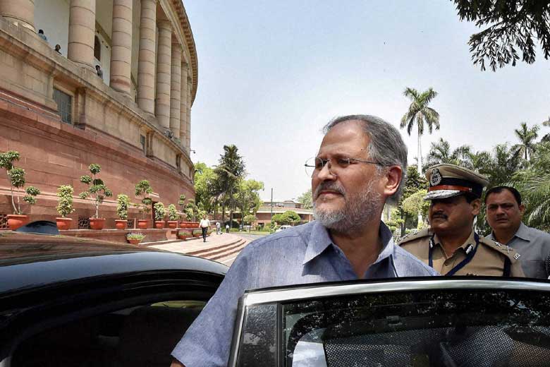 Najeeb Jung strikes back at Arvind Kejriwal