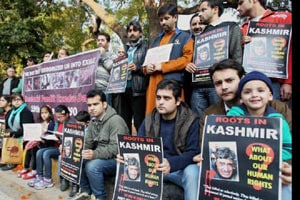 Kashmiri Pandits stage protest over issue of return to Valley Kashmiri Pandits stage protest over issue of return to Valley