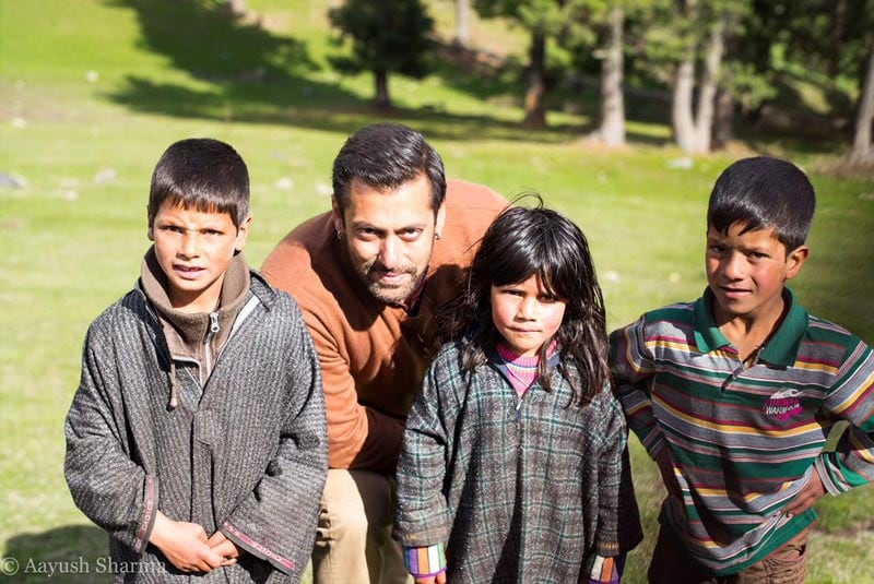 Bollywood superstar Salman Khan who has been shooting for his new film 'Bajrangi Bhaijaan' in Kashmir says he has fallen in love with the Valley and has promised to return soon. In the meanwhile, he has exhorted one and all to visit Kashmir and check out its beauty on first hand. Here are the highlights: </br><br> Actor Salman Khan shared this picture on social networking site Twitter with caption 'Kashmiri sev se sweeter hai Kashmiri bachhe'