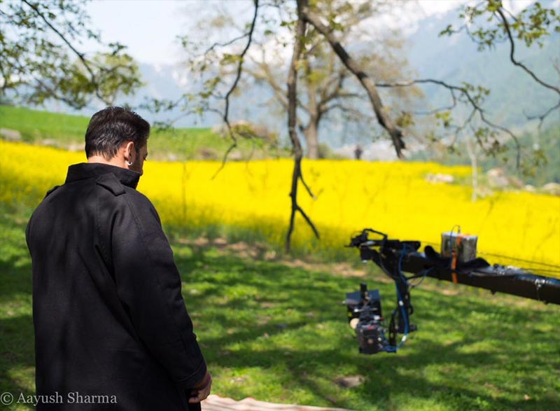 "KASHMIR bahut AMEER (rich) in natural beauty... Maashallah Maashallah," Salman Khan tweeted again with this picture.