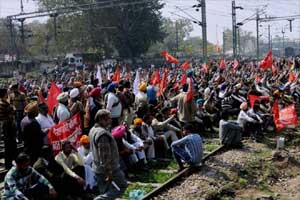 Pro test: Politicians can’t be trade union leaders