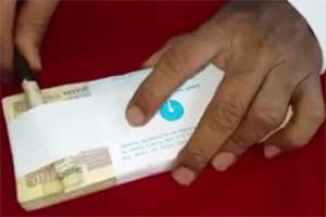 It seems there is a good way to strip notes from even the best sealed bank wads as demonstrated in a video that has recently gone viral on social networks. (Screenshot)