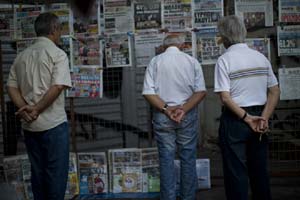 Most of the local newspapers, including those papers which alleged a clampdown by the government, were published today as the newspaper distributors and hawkers returned to their business. (AP) Most of the local newspapers, including those papers which alleged a clampdown by the government, were published today as the newspaper distributors and hawkers returned to their business. (AP)