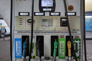 After the petrol price cut, the fuel will cost Rs 60.48 per litre from mid-night tonight in Delhi as against Rs 60.70 a litre currently. Diesel price will be Rs 46.55. (AP)