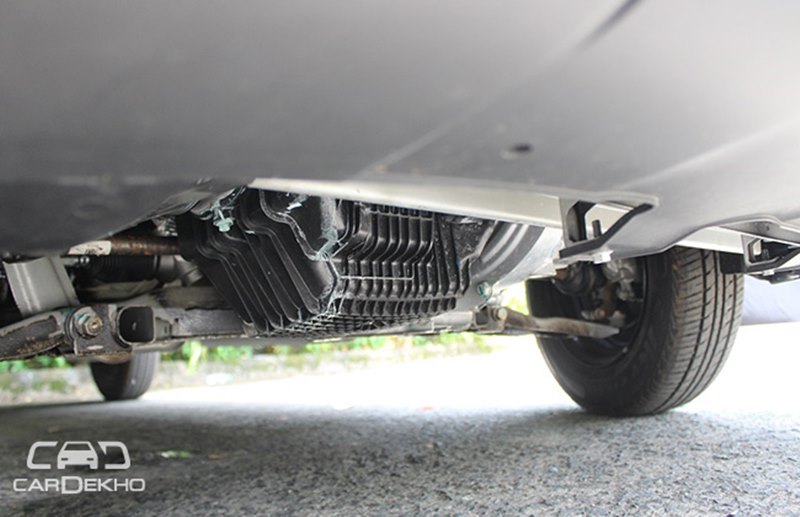 Kwid has a high ground clearance and this adds to its advantage looking at the road conditions in India. Fender cladding has turn indicators adding to its mean looks, the side contours in a fluidic design and it continues at the back too. (CarDekho)