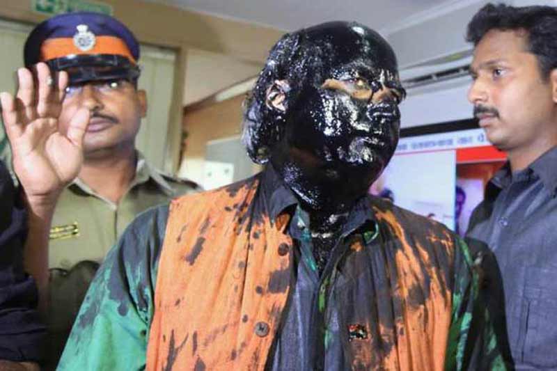 <br>People like Sudheendra Kulkarni are real threat to sovereignty: Shiv Sena</br> <br>Unfazed by the criticism for blackening the face of Sudheendra Kulkarni, Shiv Sena today went one step ahead and likened him to 26/11 terror attack convict Ajmal Kasab, saying India does not face as much threat from terrorists as it does from people like him. "As soon as Sudheendra Kulkarni's face was blackened, he immediately put his photos on social networking sites and alleged that the Sena was behind the attack. Being patriotic and securing our country is Maharashtra's work and we are doing our work," the Sena said. "The real threat to the sovereignty of our nation is not due to extremists or terrorists, but people like Kulkarni." (13/10/2015) (Express Photo)</br>