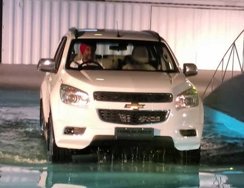 3. Transmitting power to the rear wheels of the SUV is a 6-speed automatic gearbox. Sadly, the Chevrolet Trailblazer will only be offered with a rear wheel drive system and not the 4x4 like the Toyota Fortuner. (Car Dekho)