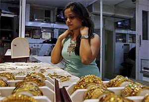 Gold price under pressure on looming US interest rate hike
