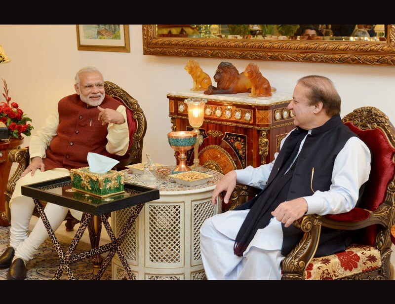 Narendra Modi Pakistan visit: PM Narendra Modi on Christmas day sprang a huge surprise on the world with a 150-minute visit to Pakistan where he met his counterpart Nawaz Sharif in Lahore and held talks during which they decided to 'open ways' for peace between the two countries. This was Pakistan PM's 66th birthday and his family was in the city to prepare for the marriage of a grandchild. Modi was accorded a red carpet welcome as PM's special IAF Boeing 737 plane made a smooth touchdown at 04.20 local time(04.50 IST). Pak PM also saw Modi off at the airport. Here are top 10 critical points to note about the visit(Reuters photo):