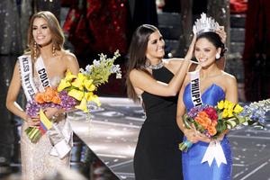 Miss Colombia Ariadna Gutierrez (L) stands by as Miss Universe 2014 Paulina Vega (C) transfers the crown to winner Miss Philippines Pia Alonzo Wurtzbach during the 2015 Miss Universe Pageant in Las Vegas, Nevada, December 20, 2015. Miss Colombia was originally announced as the winner but the host Steve Harvey said he made a mistake when reading the card.  (Reuters photo)