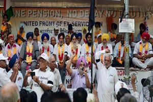 Protesting veterans say, "We reject the notification as it is one of the seven anomalies pointed out by us to government after issue of notification on OROP and repeatedly thereafter". (PTI photo)