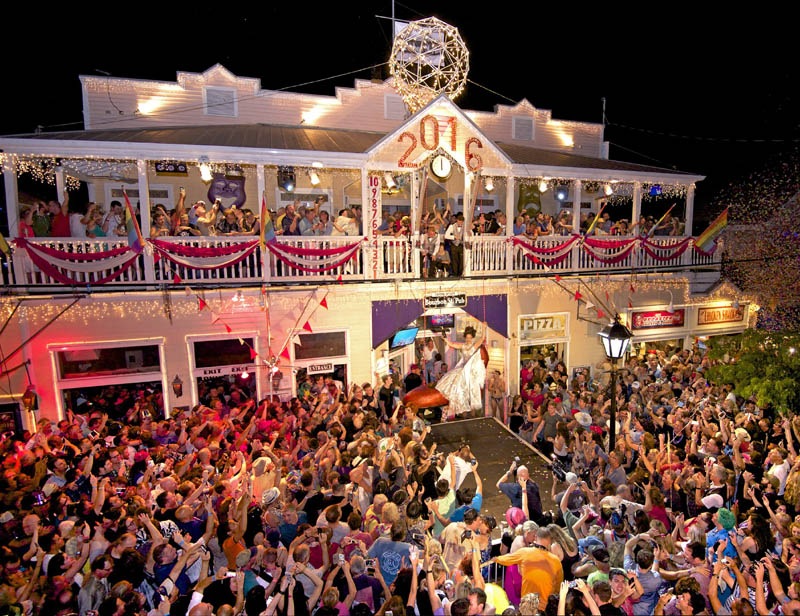 5. Revelers occupied the Duval Street in Key West, Florida, January 1, 2016, to watch female impersonator Gary Marion, known as Sushi, descend in a large replica of a woman's high heel shoe to mark the beginning of the new year. The Big Red Shoe Drop is one of several of the subtropical island city's takeoffs on New York City's traditional Times Square ball drop. (Reuters photo)