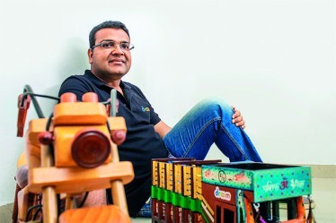 shopclues, shopclues sandeep aggarwal, radhika aggarwal, sandeep aggarwal facebook, sandeep aggarwal social media, shopclues facebook, shopclues radhika aggarwal, defamation case shopclues, sandeep aggarwal defamation, radhika aggarwal shopclues, sanjay sethi shopclues, facebook post sandeep aggarwal