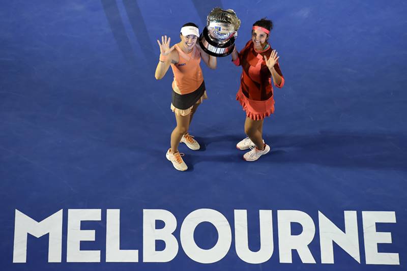 Sania Mirza, Martina Hingis, Australian Open, women doubles, Australian Open India, India australian open, Sania Mirza Martina Hingis, sania mirza martina hingis doubles, sania mirza martina hingis match, sania mirza martina hingis trophy