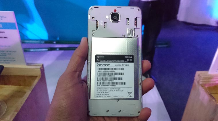 Honor 5X is equipped with a 13-megapixel rear and 5-megapixel front cameras and is backed by a powerful 3,000mAh battery. It runs on Android 5.1+ HUAWEI EMUI 3.1 Lite. The phone boasts of 2G RAM and 16GB in-built memory.