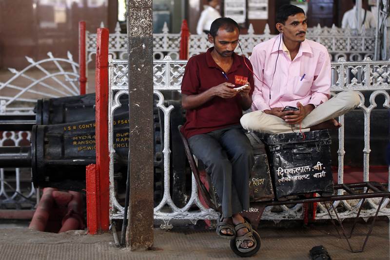 Indian railways, Indian railways website, indian railways free wi fi, indian railways internet, train internet, train wi fi, Indian railways info, Indian Railways news, irctc.co.in, indianrail.gov.in, Indianrailways.gov.in, suresh prabhu, suresh prabhu news, gogle india, google free wi fi, google rail internet, rajan anandan, rajan anandan railways