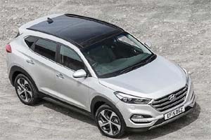 With new trapezoidal grille with three horizontally-placed chrome slats, sweptback projector head-lights with daytime running lamps, boomerang shaped tail-lights, plastic body cladding and other styling elements, the all-new Hyundai Tucson looks very sporty.
