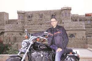 The buffet consists of local delicacies. Among other items, there is dal pakwan—a thin wafer topped with spices, chopped veggies and thick dal (cooked lentils) which is essentially a Sindhi version of ultra-thin-crust pizza.