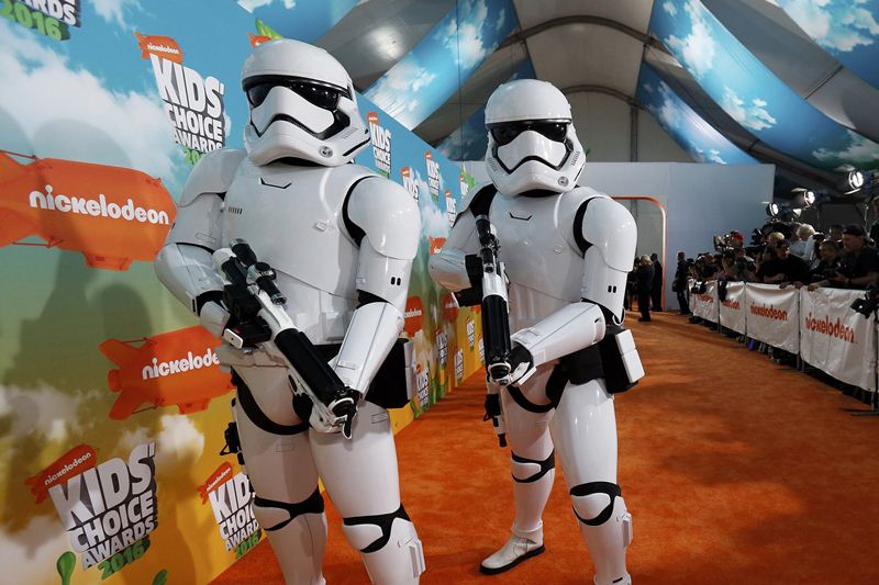 Epic space opera 'Star Wars: The Force Awakens' was announced the best movie, while Oscar-winner Jennifer Lawrence took home the best actress honour for "The Hunger Games: Mockingjay Part 2" at the 2016 Nickelodeon's Kids' Choice Awards.