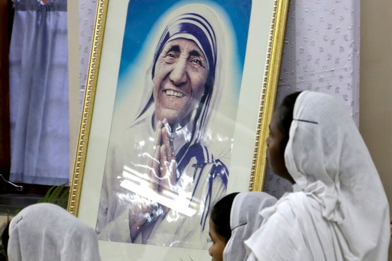 Mother Teresa biography: "We have now received an official confirmation from Vatican that Pope Francis has approved Mother's sainthood and set September 4 as the date for her canonisation. We are very excited and happy about it," Missionaries of Charity Spokesperson Sunita Kumar told PTI. Archbishop Thomas D'Souza said that the canonisation is a formality but an important one. "This is the last step that the Pope needs the cardinal and sign the decree," D'Souza said. (Image Source: AP)
